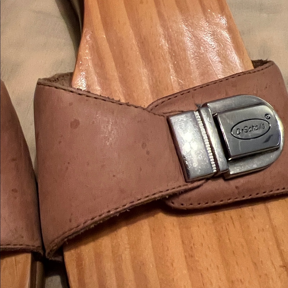 Dr. Scholl's Original Sandal with a wooden sole and a beige tan leather strap 9 - Picture 4 of 6